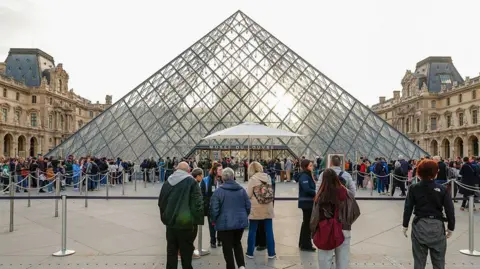 Louvre to Increase Ticket Prices for Non-EU Tourists by 45%