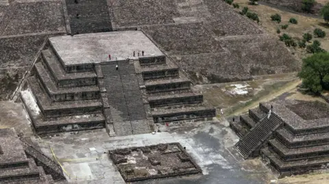 Tragedy at Teotihuacán: Gunman's Disturbing Links to Violence Uncovered