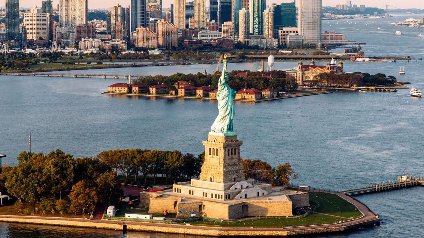 Boat Capsizes Near Statue of Liberty, 2 Killed, 12 Rescued – Operator Arrested