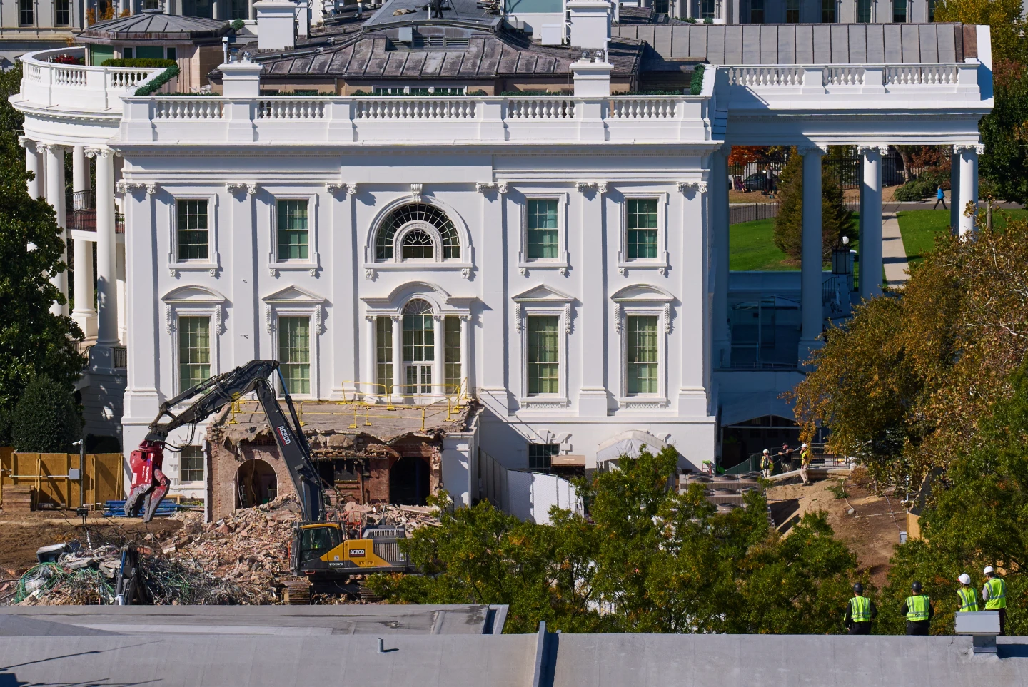 White House East Wing Demolished for New Ballroom as Controversy Mounts