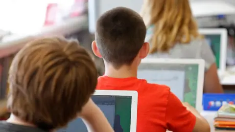 Los Angeles Pioneers Limitations on Classroom Screen Time in Major US School District
