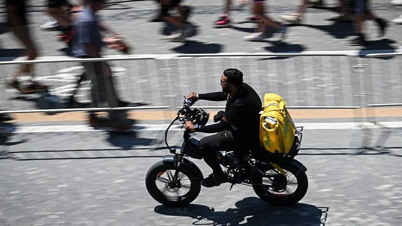 Heatwaves Spark Delivery Riders Strike Across Italy