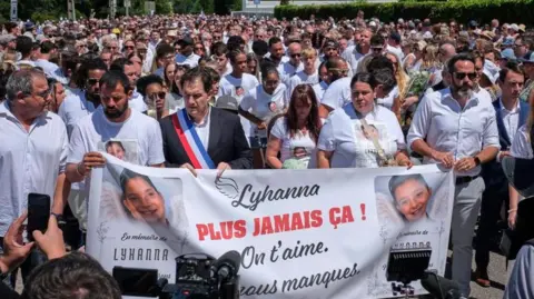 French town buries 11‑year‑old after police let suspect roam free
