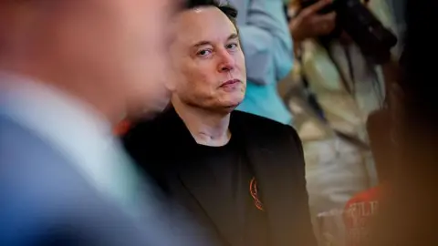 Elon Musk and Michael O'Leary Engage in Heated Exchange Over Airline Wi-Fi