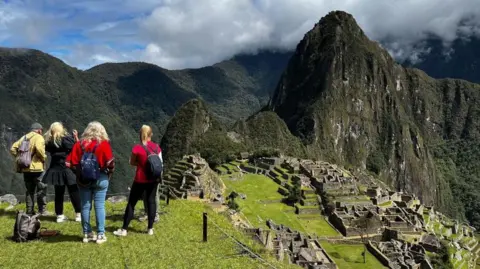 Dispute Over Tourist Buses Strands Visitors at Machu Picchu