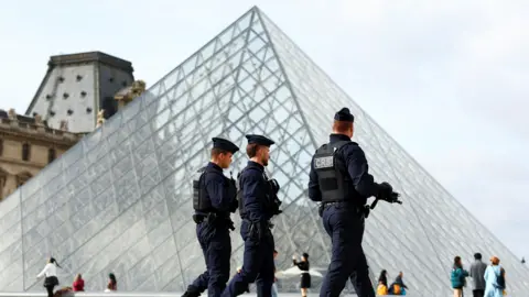 Louvre's Security Oversight Comes Under Fire Following Heist
