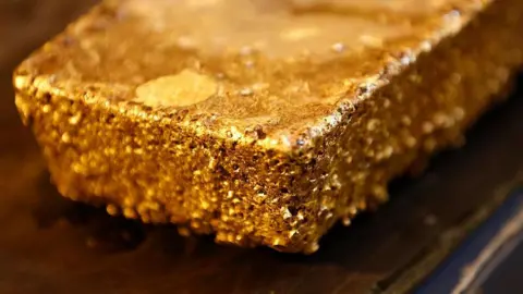 Guinea Bans Raw Gold Exports to Spur Domestic Refining