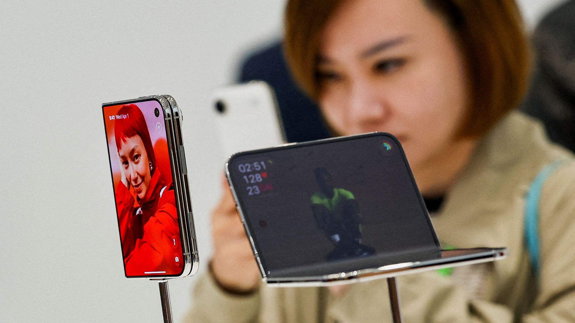 Apple Unveils $2,000 Foldable iPhone Duo – A Bold Gamble by New CEO John Ternus