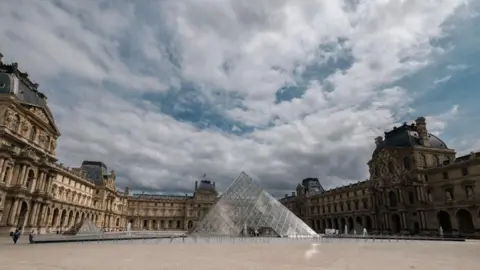 Robbery Shuts Down Paris' Iconic Louvre Museum