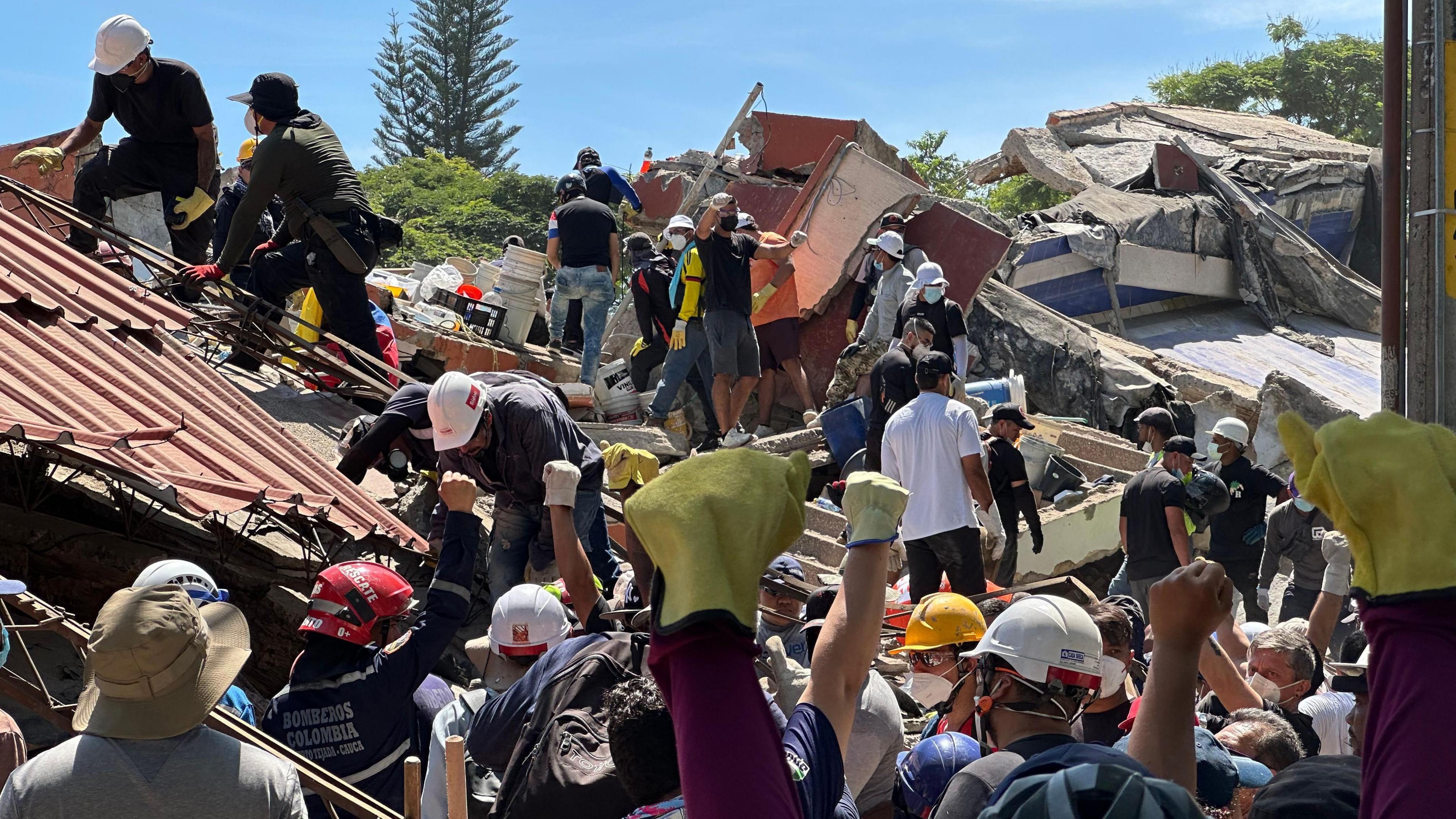 A Brother’s Hope Beneath the Rubble of Cali’s 7.4 Earthquake Collapse