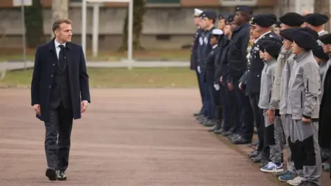 France Reintroduces Military Service: 3,000 Young Volunteers Set to Train in 2025