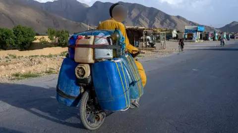 High‑Heat, High Stakes: Motorbike Riders Haul Iranian Fuel Across Balochistan