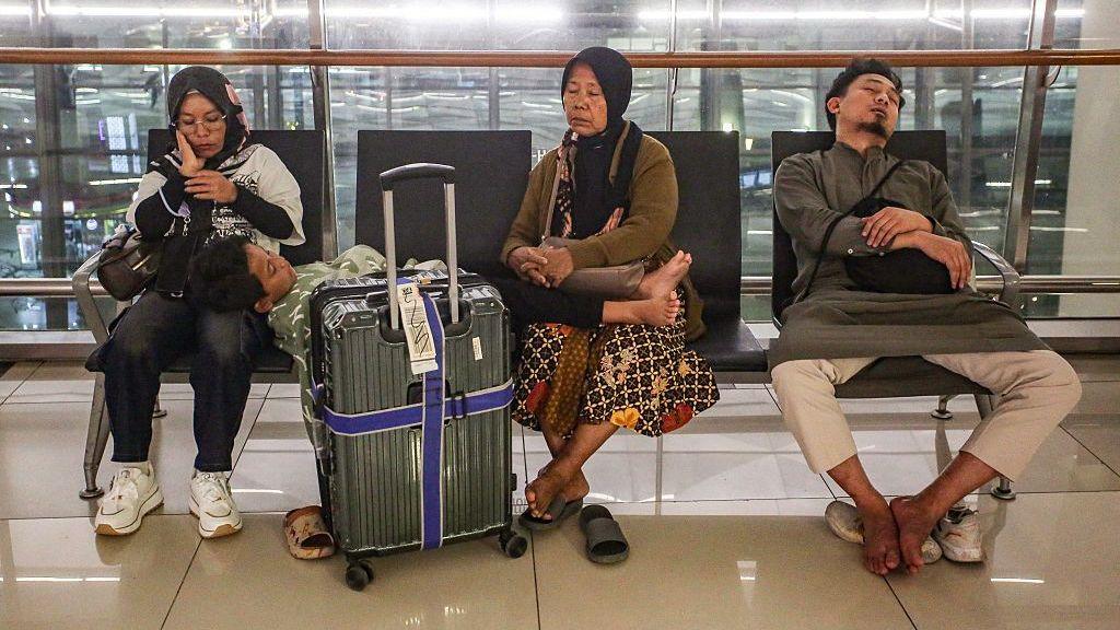 Mount Anak Krakatau Eruption Shuts Down Jakarta’s Main Airport, 22,000 People Affected