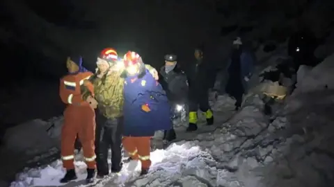Over 580 Adventurers Rescued from Mount Everest Blizzard