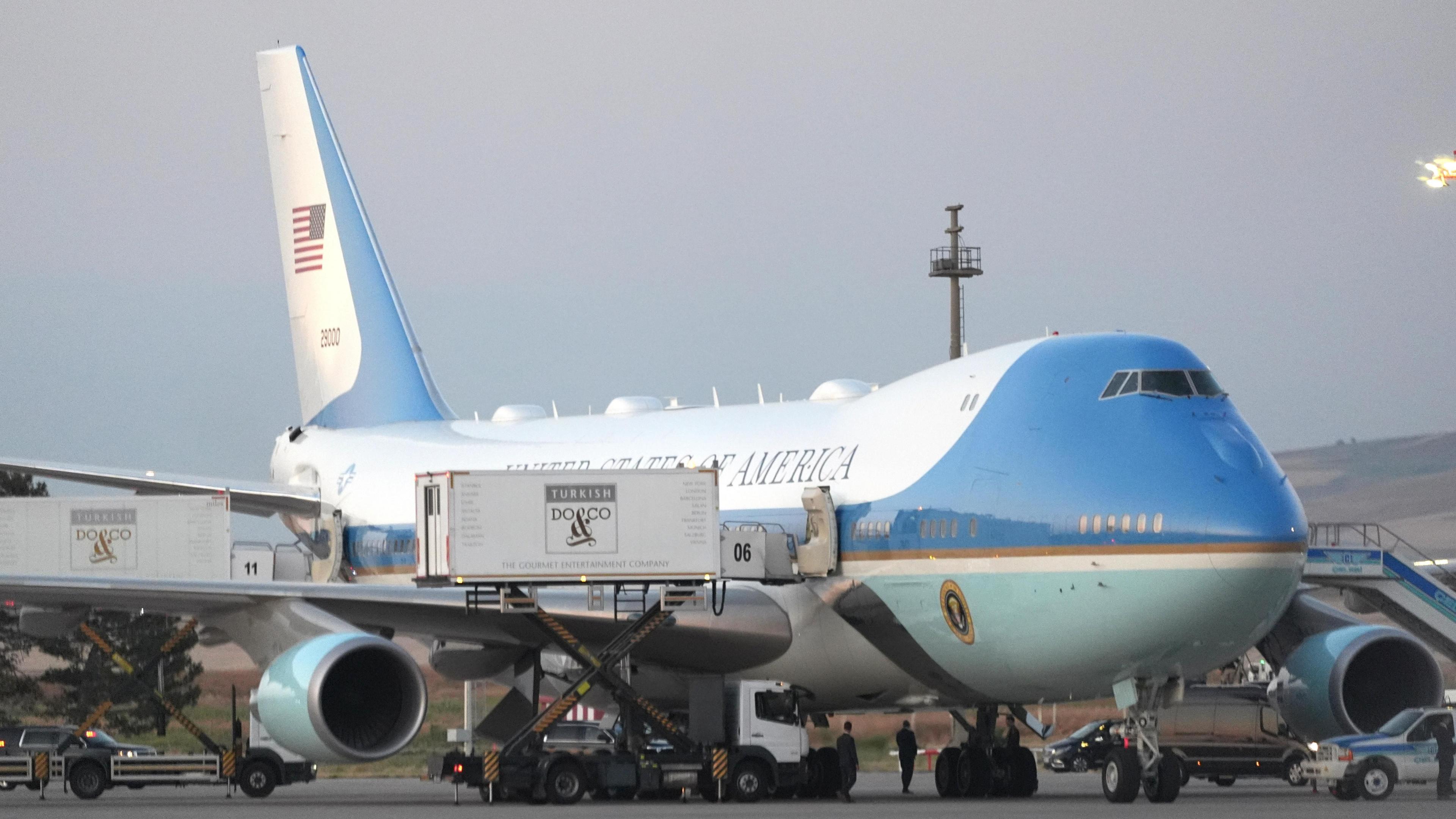 Trump Swaps Aircraft in Turkey: Cabinet Members on Decoy Plane