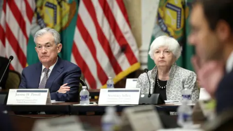 Former Federal Reserve Leaders Denounce Criminal Probe Against Jerome Powell