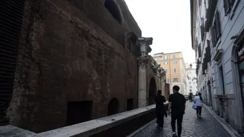 Tragic Fall of Japanese Tourist at Rome's Historic Pantheon