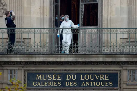 Security Failures at the Louvre: A Director's Apology After €88 Million Heist