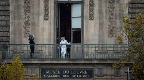 Louvre Heist: Attendant's Shocking Account of Fear and Chaos